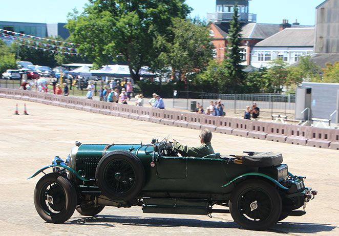 bentley-taking-part-in-vehicle-demonstrations-on-Finishing-Straight.jpg
